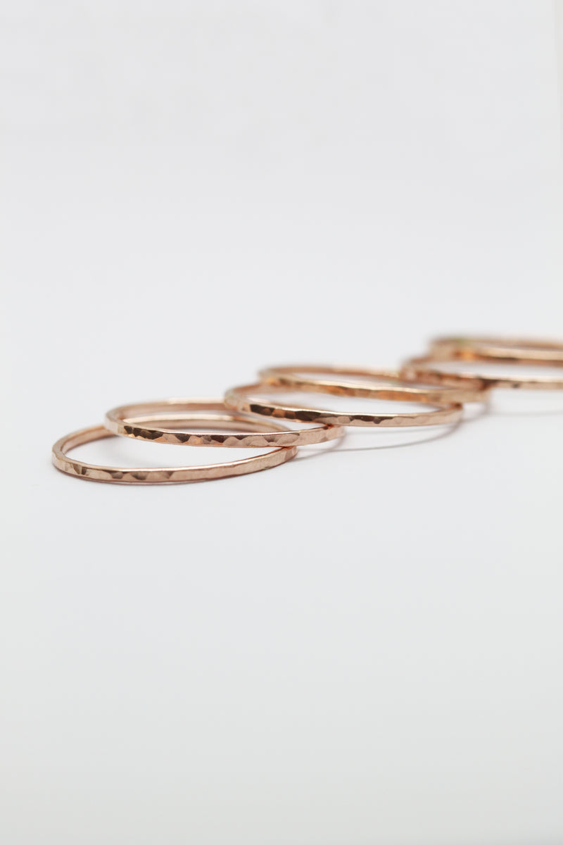 DERNIÈRE CHANCE // Bague ''skinny'' martelée // Or rempli rose 14K