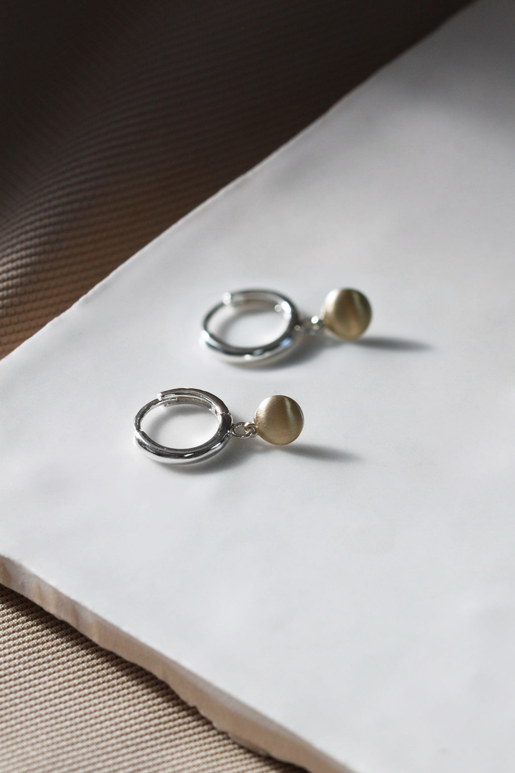 DERNIERS EXEMPLAIRES // Boucles d'oreilles "huggies" + pastilles // 2 tons