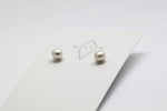 Boucles d'oreilles perles blanches // 7 mm