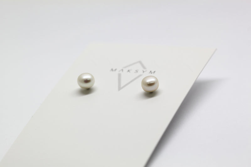 White pearl earrings // 7 mm