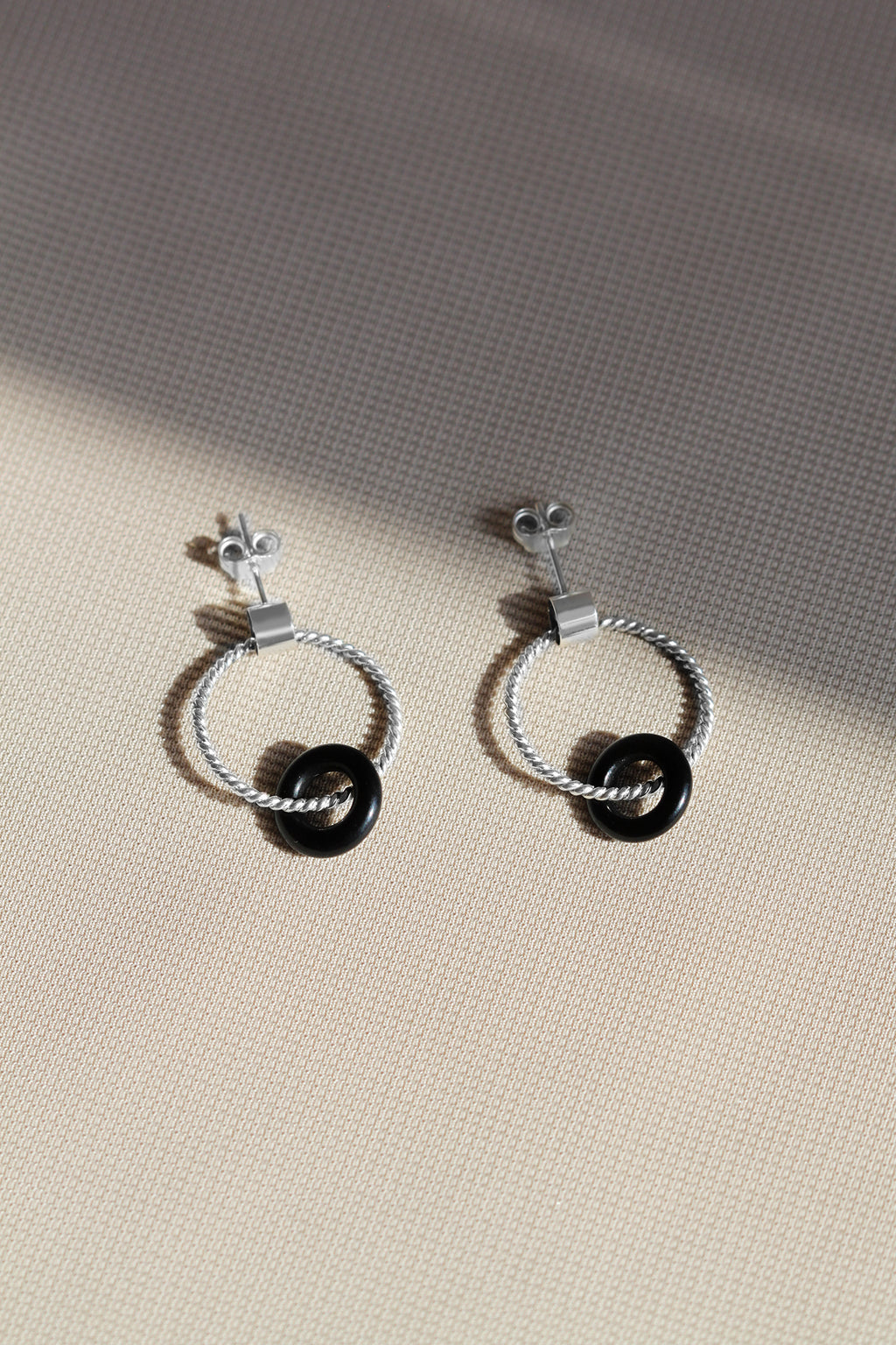 Boucles d'oreilles anneaux torsadées + onyx noir // Argent