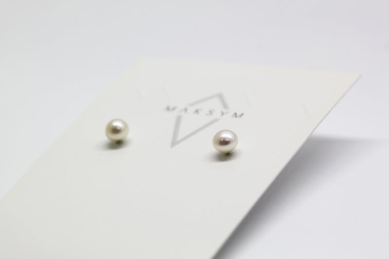 White pearl earrings // 5 mm