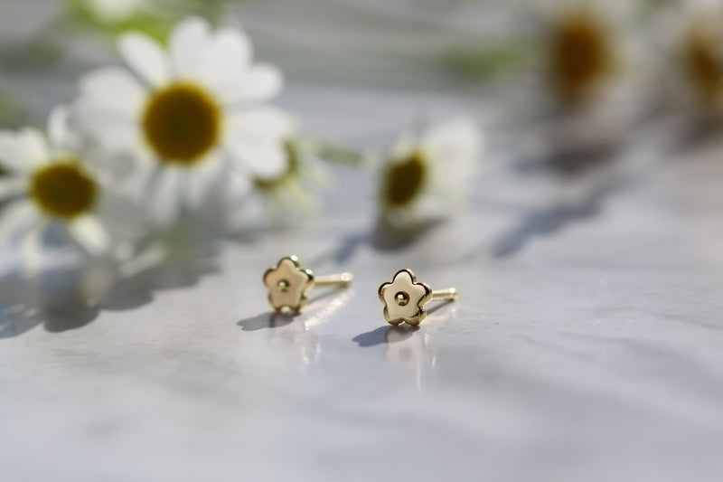 Boucles d'oreilles minis marguerites // Or massif