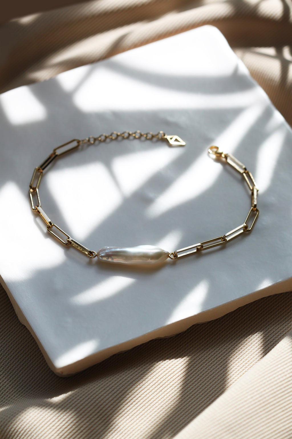 DERNIERS EXEMPLAIRES // Bracelet chaîne ''paper clip'' + perle Biwa // Doré