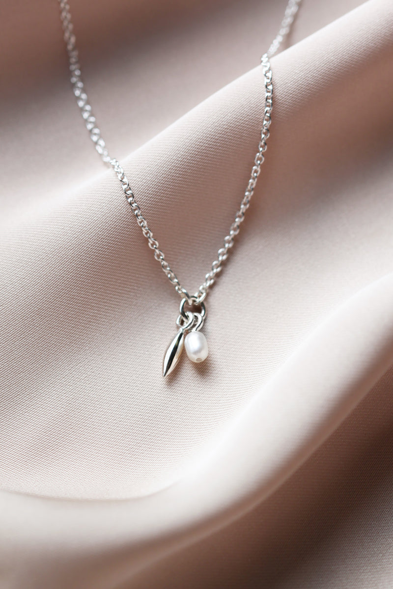 Small pearl necklace + marquise