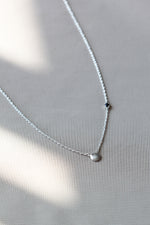 Dot necklace + black spinel // Silver