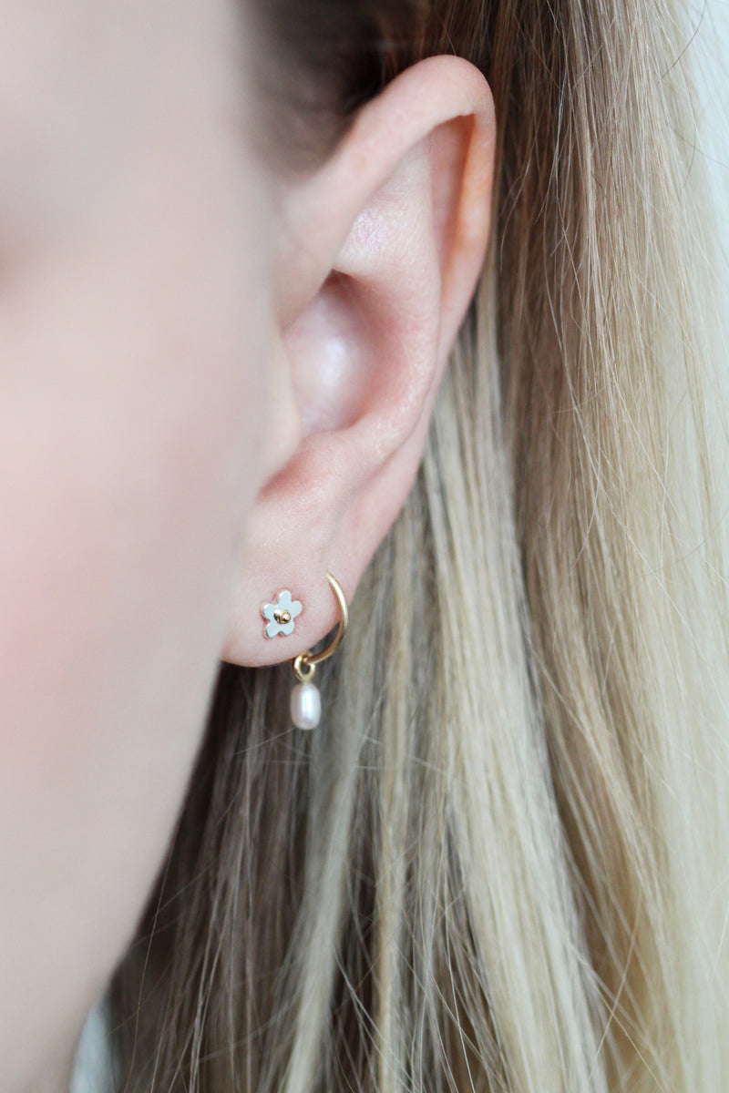 Mini daisy earrings