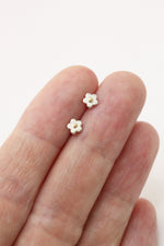 Mini daisy earrings