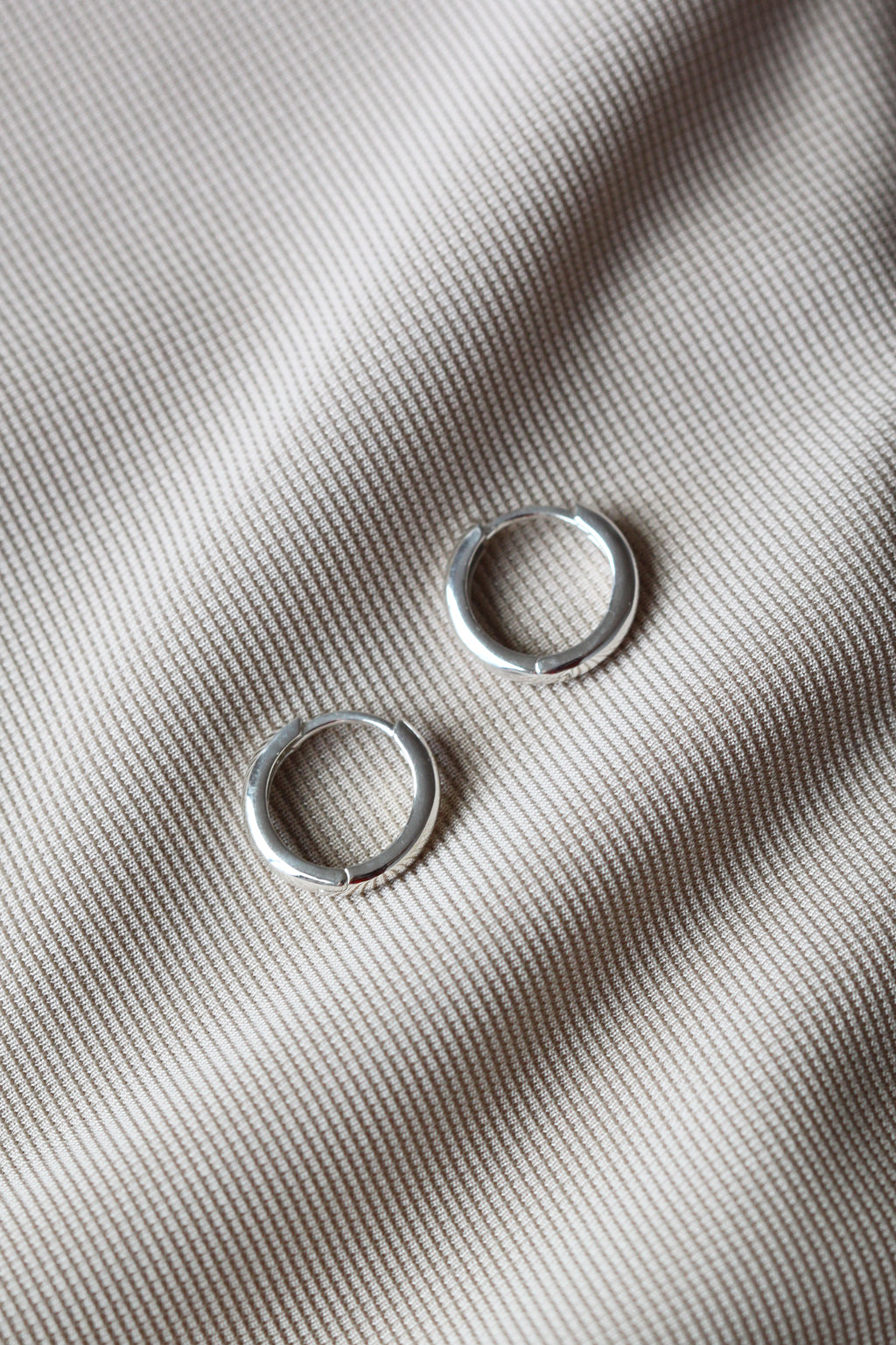 Huggie earrings // 15 mm Silver