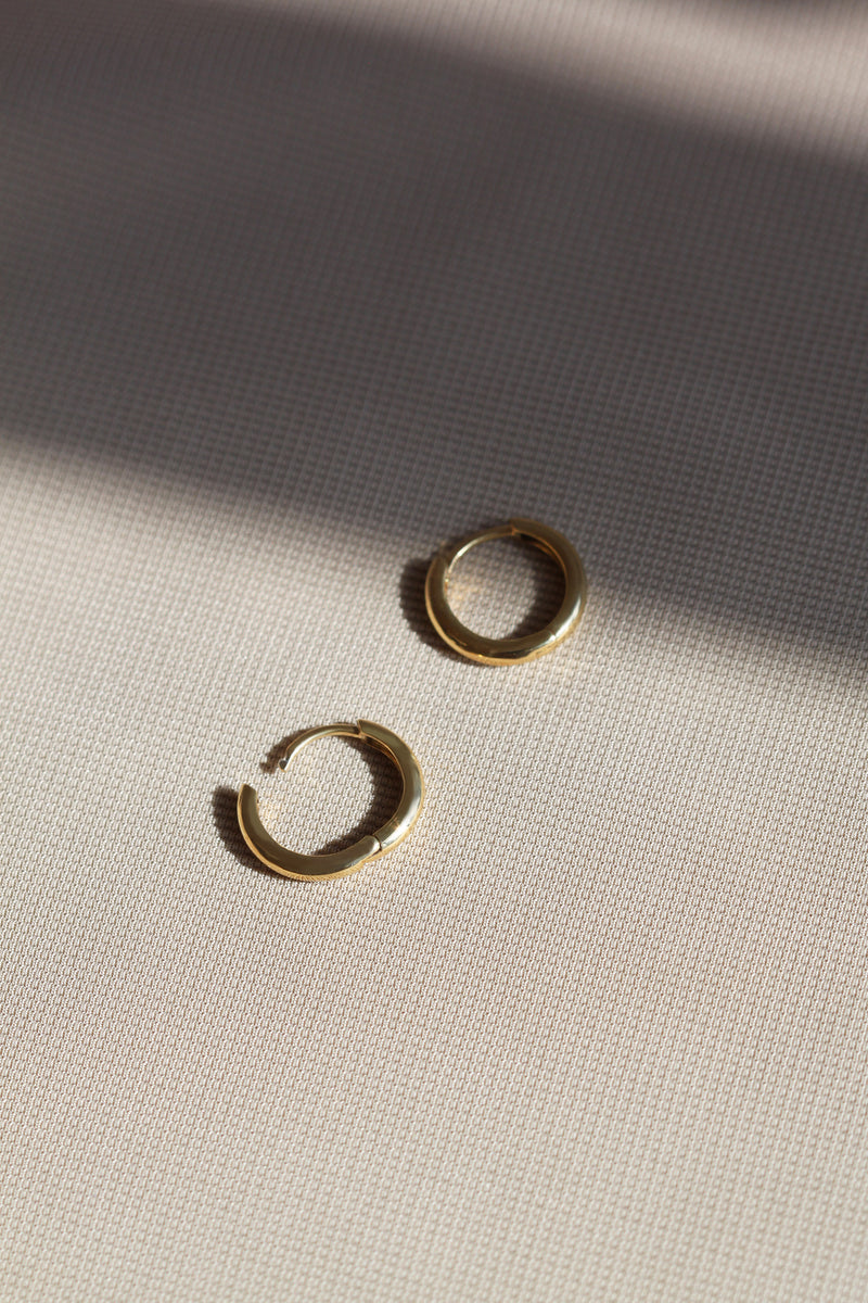 Huggies earrings // 15 mm Gold