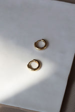 Huggie earrings // 12 mm Gold