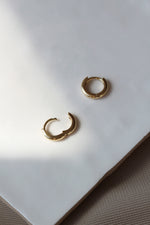 Huggie earrings // 12 mm Gold