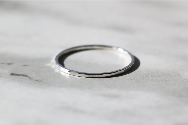 Bague mince martelée // Argent