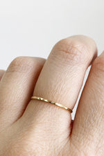 Bague mince martelée // Or rempli 14K