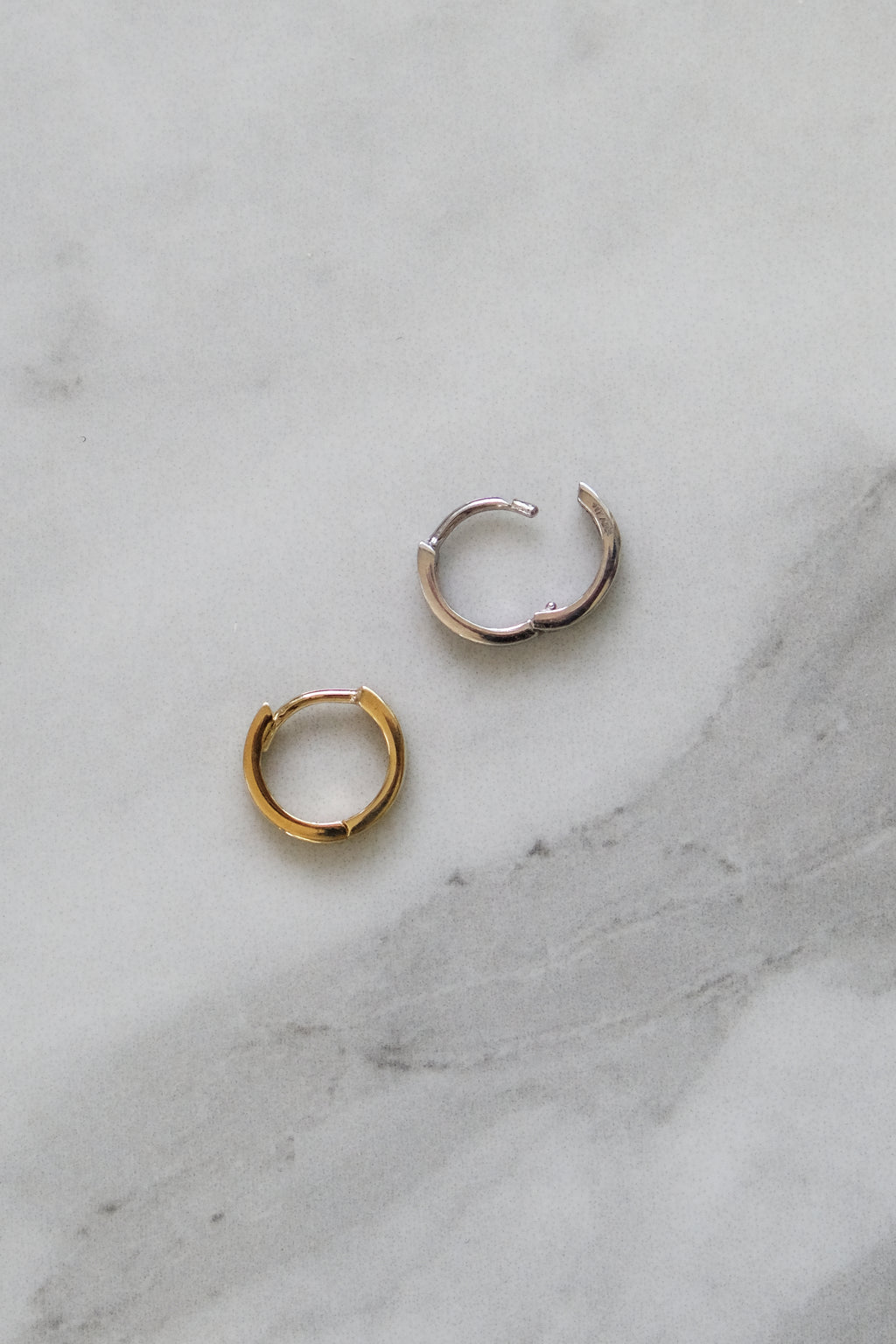 EXCLUSIVITÉ EN LIGNE - Boucle d'oreille unitaire "Huggie" // Or massif