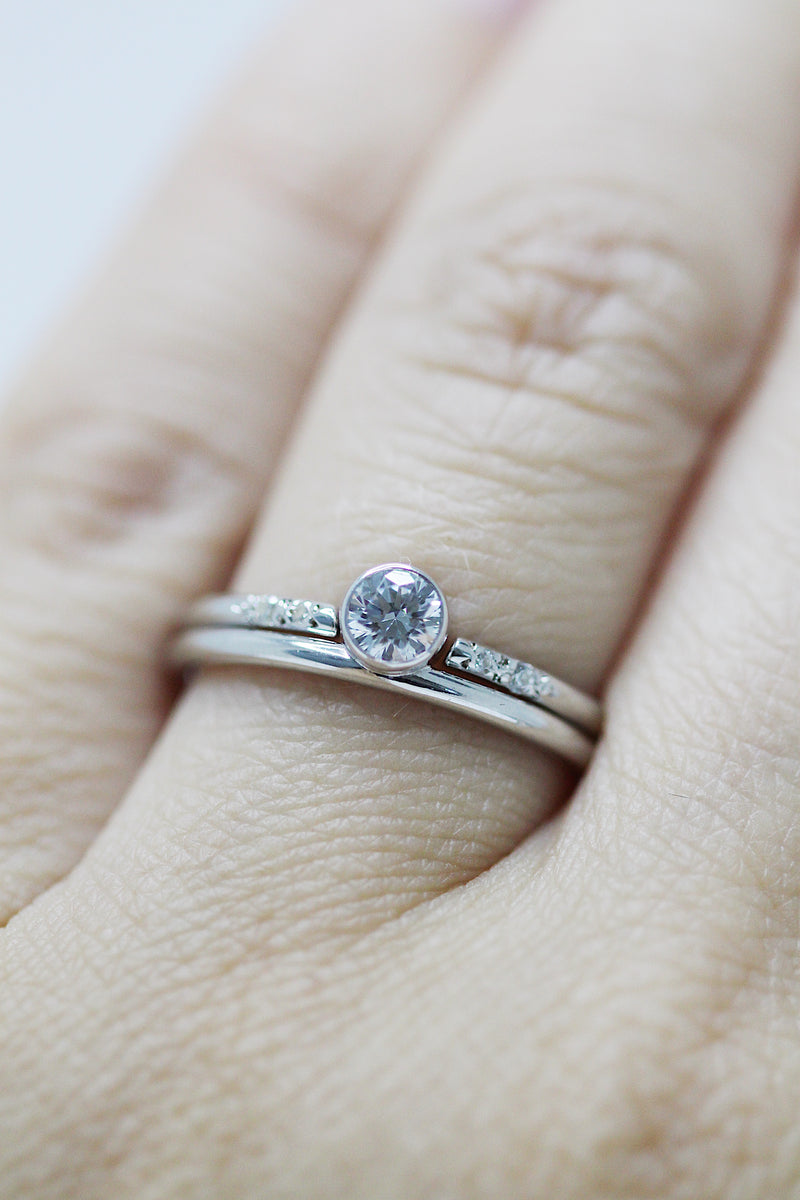 Bague ALLIE // Fil rond // 4 diamants