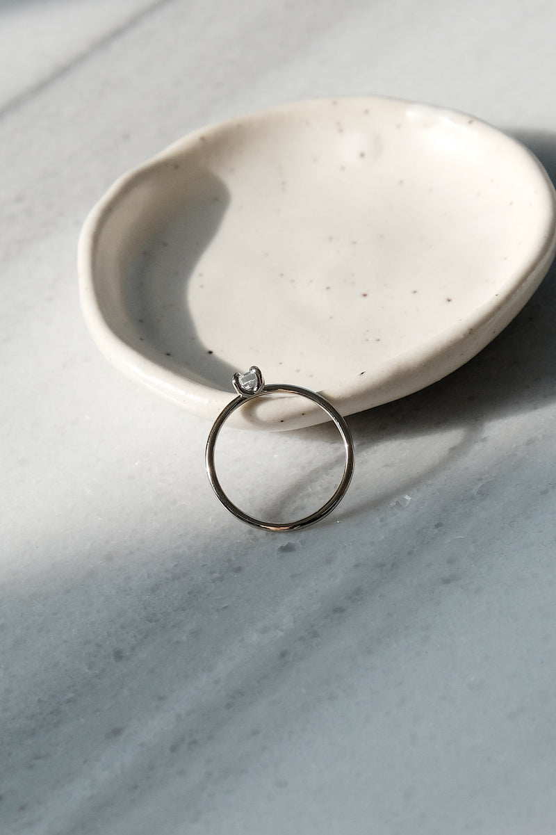 ÉCHANTILLON // Bague solitaire saphir blanc // Or blanc 14K
