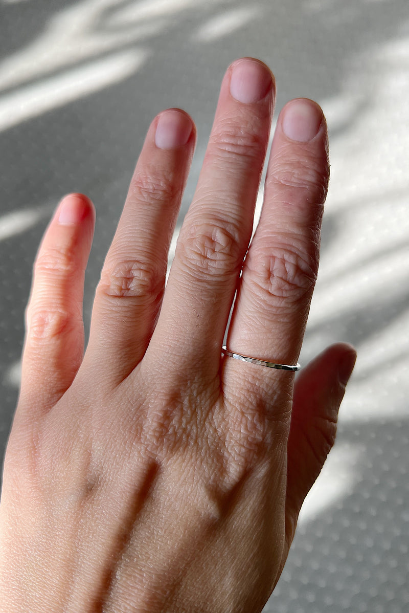 ÉCHANTILLON // Bague mince martelée fil 1.25 mm // Argent